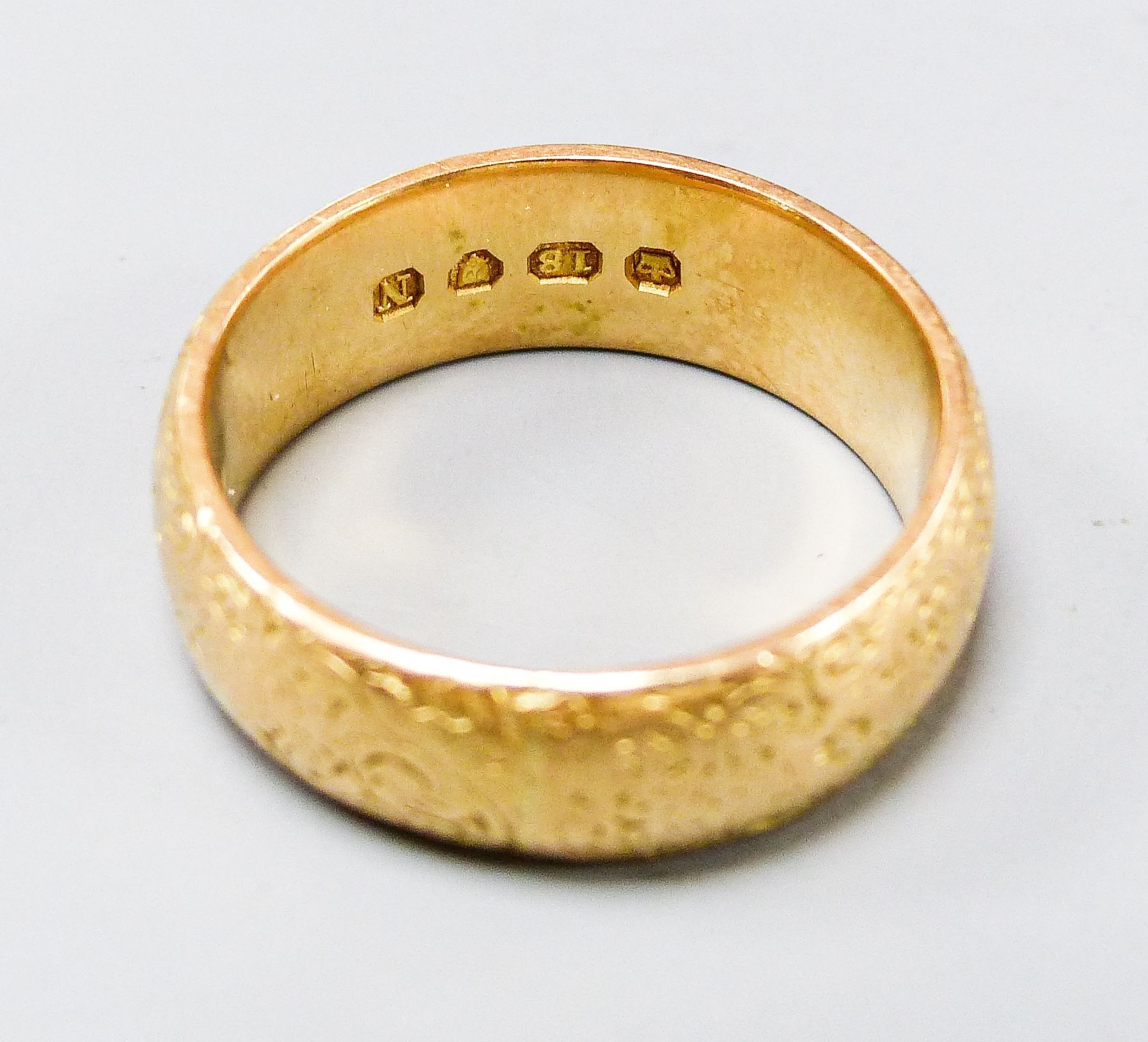 A Victorian engraved 18ct gold wedding band, size P/Q, 10 grams.